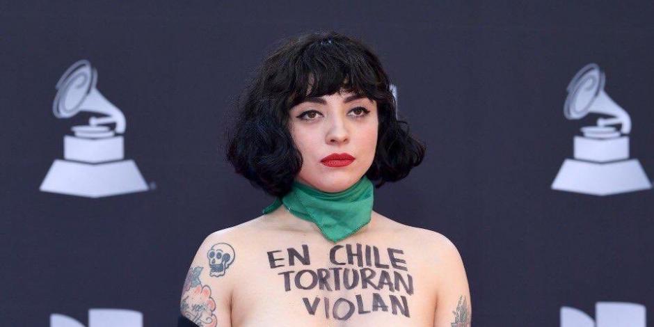 Mon Laferte protesta topless en los Grammy por violencia en Chile (VIDEO)
