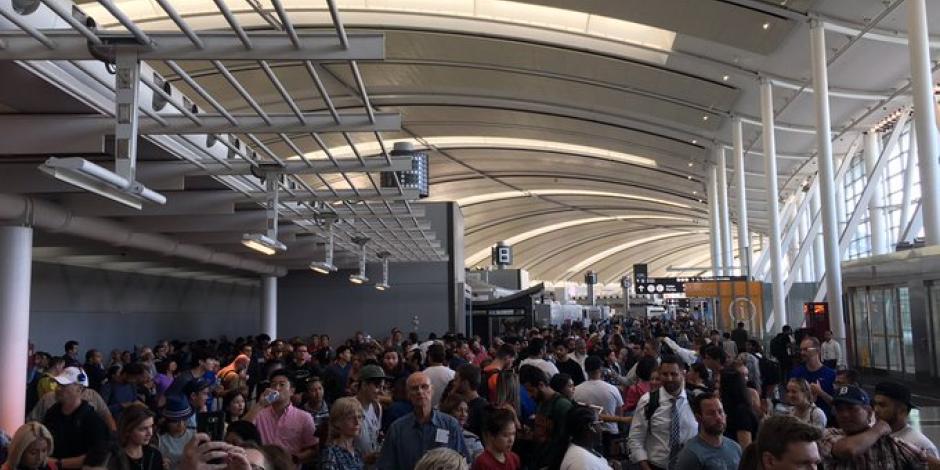 Largas filas para abordar vuelos; falla sistema de aduanas en aeropuertos de EU