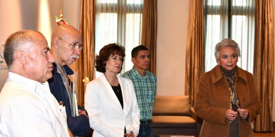 Sánchez Cordero recibe a familia de Israel Vallarta, expareja de Cassez