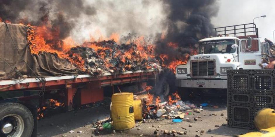 Policías venezolanos queman camiones que transportaban ayuda humanitaria