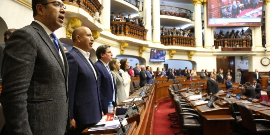 Tras ser disuelto, Congreso suspende al presidente de Perú