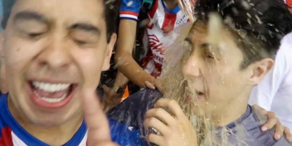VIDEO: Por aventar cerveza, aficionados agreden a youtubers en estadio del León