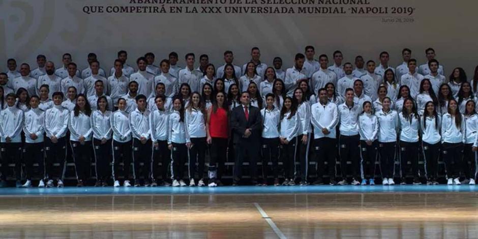 Ana Guevara abandera a los atletas que asistirán a la Universiada Napoli 2019
