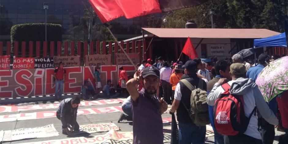 Se manifiestan trabajadores del SITUAM al exterior de San Lázaro