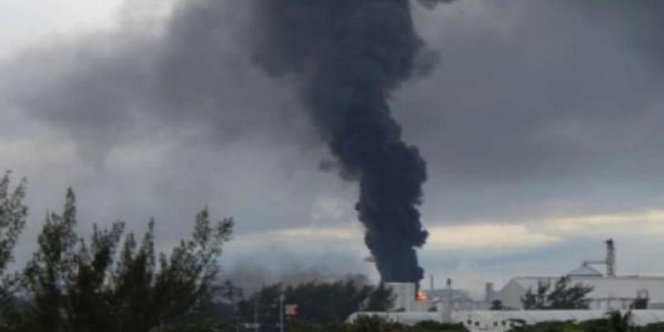 Controlan incendio en terminal marítima del complejo Pajaritos