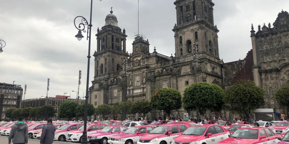 VIDEOS: Caos vial por bloqueos de taxistas en Reforma y Circuito Interior