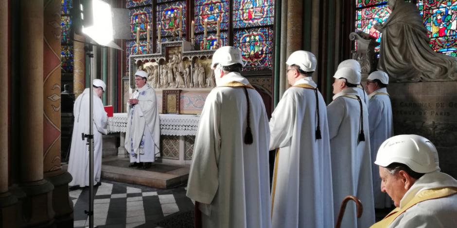 Realizan primera misa en Notre Dame tras incendio