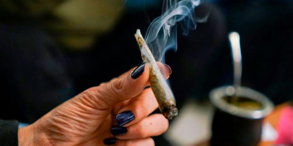 Permite Morena en iniciativa fumar mariguana en sitios públicos