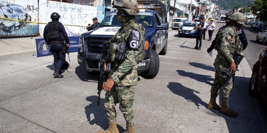 Policías comunitarios retienen a 10 elementos de la GN en Teconoapa, Gro.