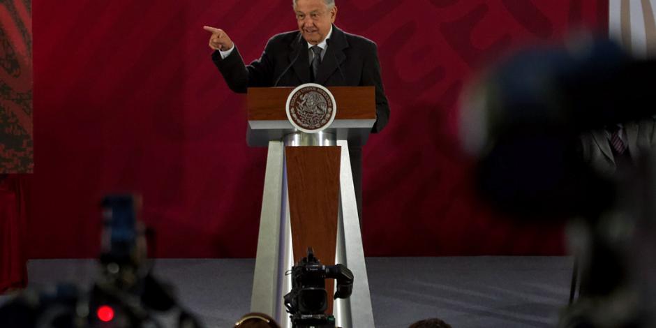 "El pueblo se cansa de tanta pinche transa", declara López Obrador