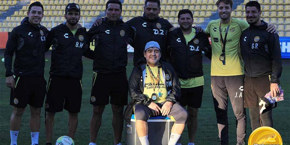 #Video Maradona no pierde la magia y tira un 'cañito' sentado en una silla