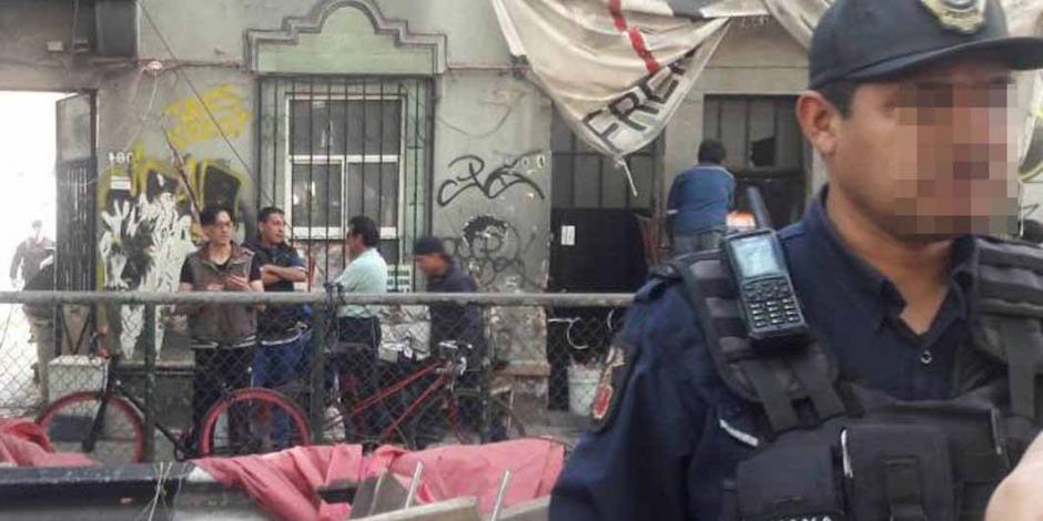 En la Roma, policías desalojan a familias de inmueble dañado por el 19S