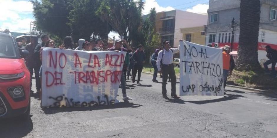 Protestan en contra del aumento a la tarifa al transporte en Puebla