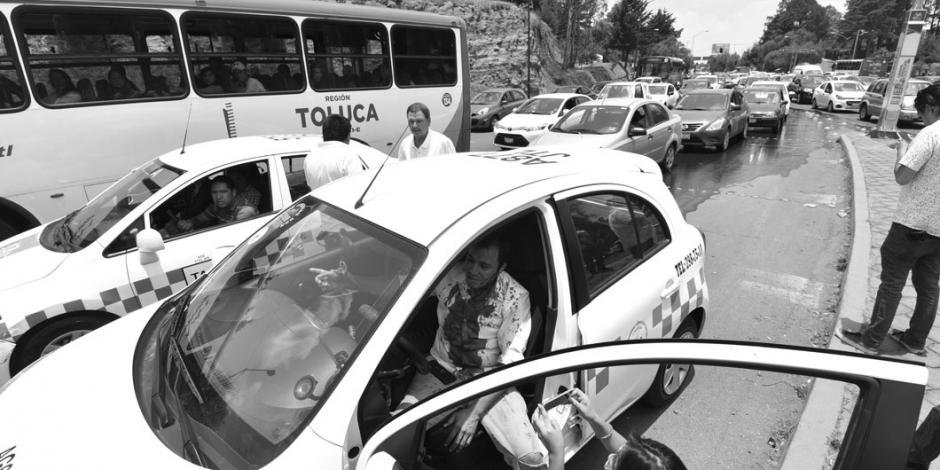 Se enfrentan policías y taxistas tras operativos de tránsito en Toluca
