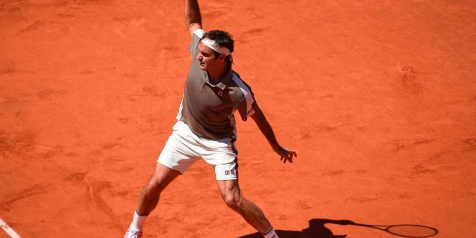 Federer se mantiene con vida en Roland Garros y avanza a cuartos