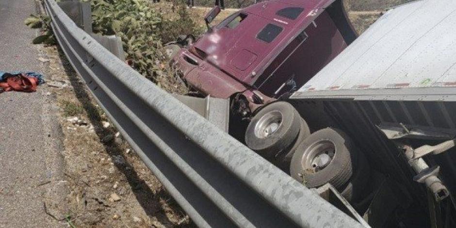 Tráiler embiste camioneta y mata a siete en autopista Chamapa-Lechería