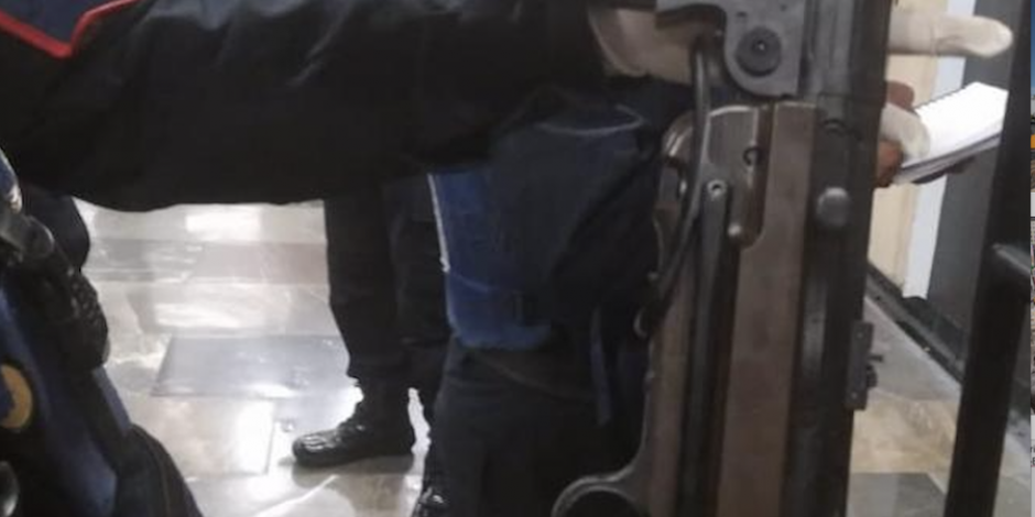 Detienen en el Metro a hombre con dos réplicas de armas