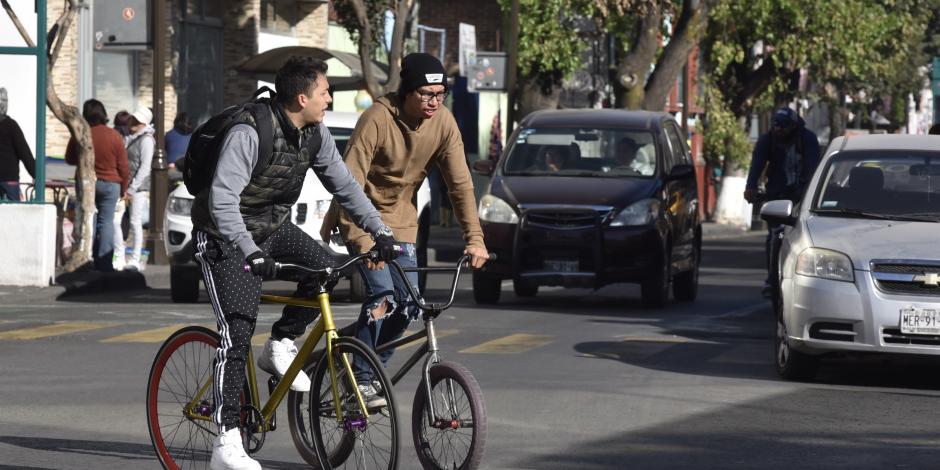 Usar transporte público o bici, piden autoridades capitalinas ante desabasto de gasolina