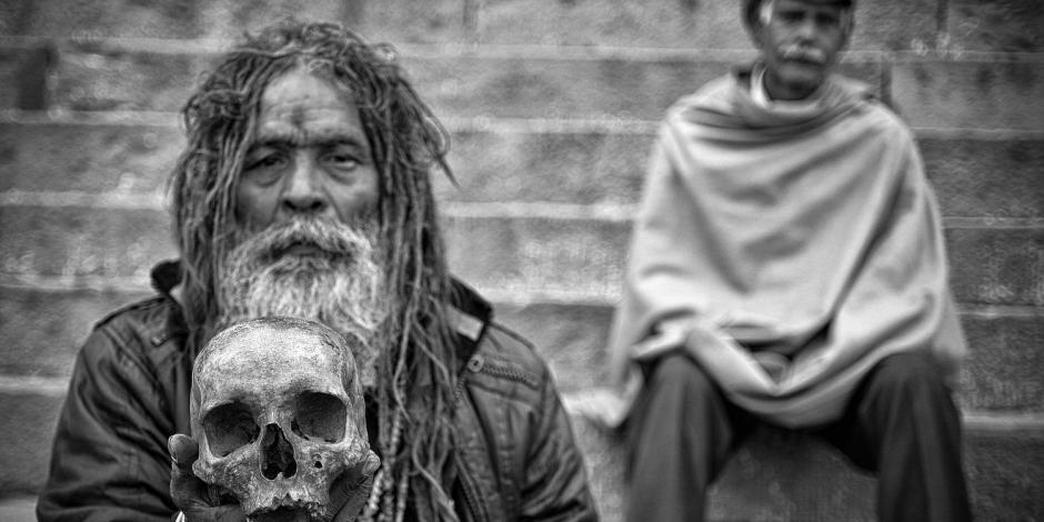 LOS AGHORIS: la secta caníbal que bebe en cráneos y fuma marihuana