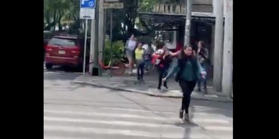 VIDEO: Pánico en la Roma Norte: huyen ante fuga de gas en pipa