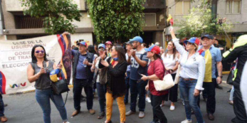 Tensión entre manifestantes frente a embajada de Venezuela en México