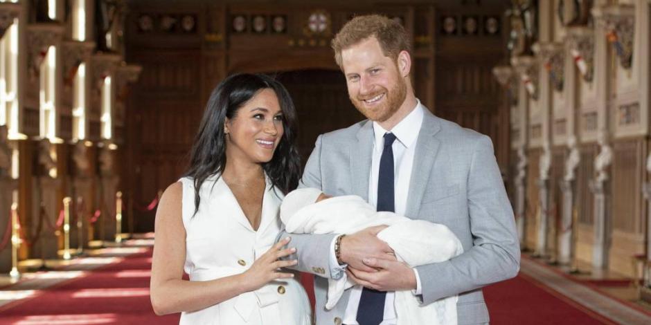 Duques de Sussex presentan a su primer bebé en el castillo de Windsor