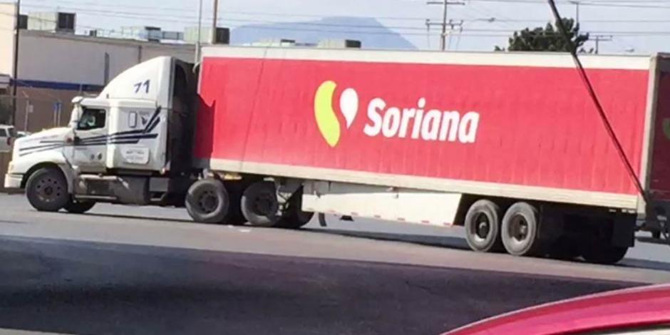 Ahora "disfrazan" tráileres con logos de Soriana para transportar migrantes
