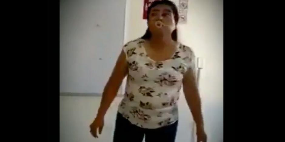 Maestra enseña a poner condón con la boca y se vuelve viral (VIDEO)