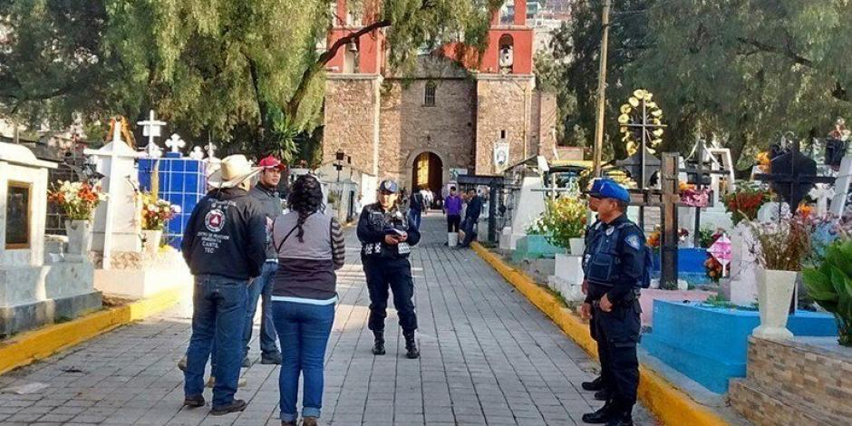 Por Día de Muertos, más de 22 mil policías vigilan panteones en CDMX
