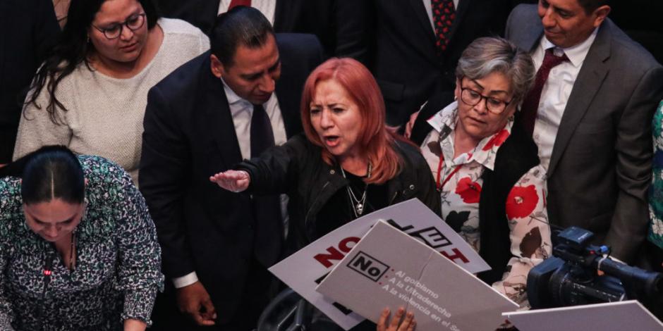 Entre gritos y empujones, Rosario Piedra protesta como titular de la CNDH