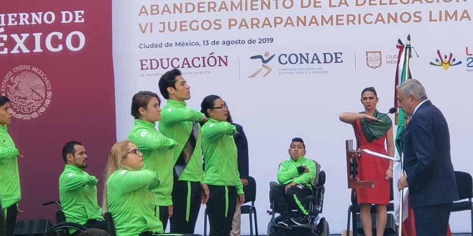 AMLO abandera a atletas parapanamericanos y anuncia becas de 20 mil pesos