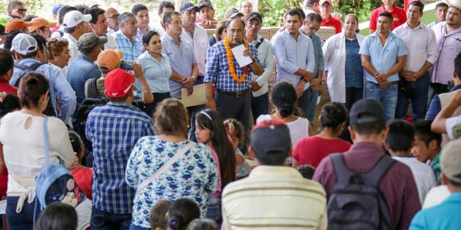 Astudillo Flores lleva apoyos a zona serrana de Atoyac de Álvarez