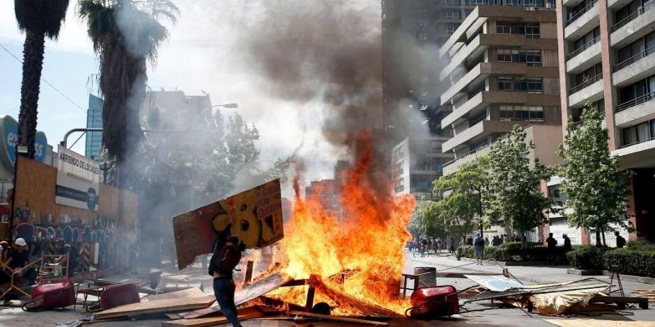 Chile registra protestas más violentas; dejan un muerto y 800 detenidos