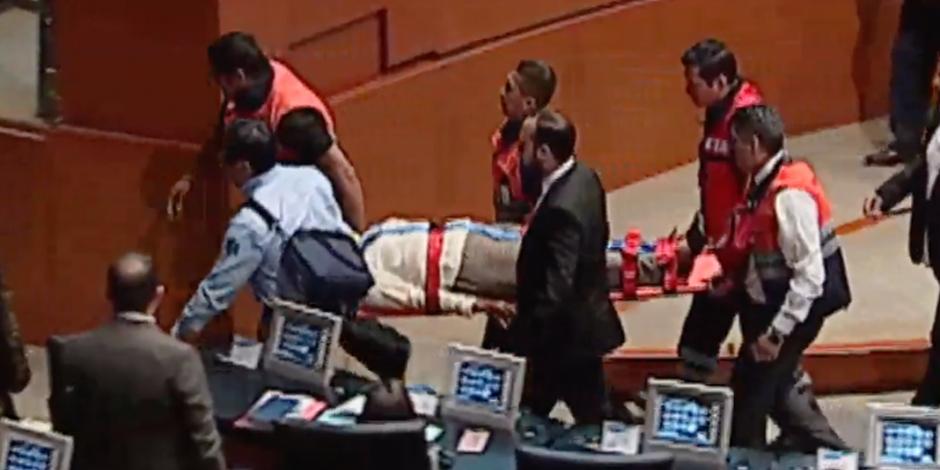VIDEO: Senadora de Morena resbala en sesión y se golpea la cabeza