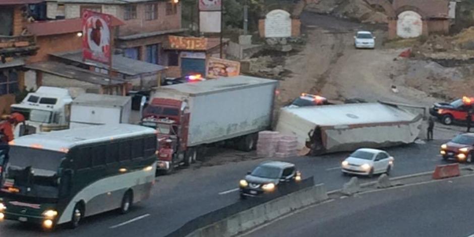 FOTOS: Vuelca tráiler en la carretera México-Toluca