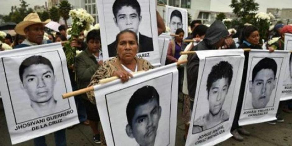 Exigen padres de normalistas de Ayotzinapa a Encinas avance en indagaciones