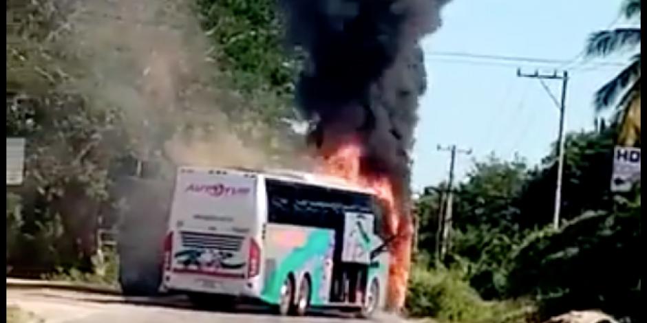 Incendian 3 autobuses y bloquean la carretera Zihuatanejo-Acapulco en Petatlán