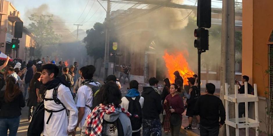 Sube a ocho los muertos en protestas en Chile; 5 de ellos calcinados