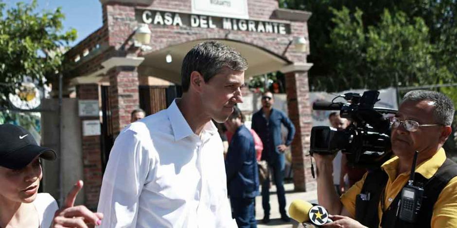 Precandidato demócrata visita a migrantes varados en Ciudad Juárez