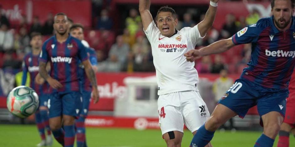 "Chicharito" fue titular en la victoria del Sevilla ante el Levante