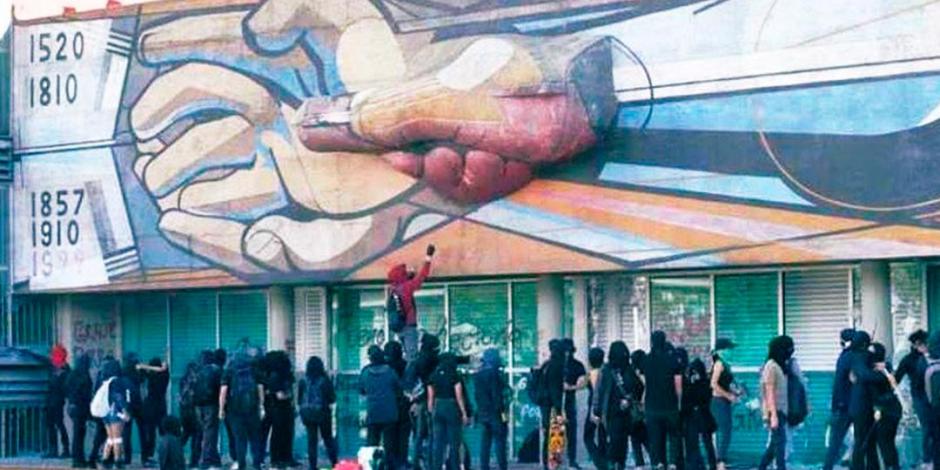 Estiman 5 días para reparar mural de Siqueiros dañado pro anarquistas