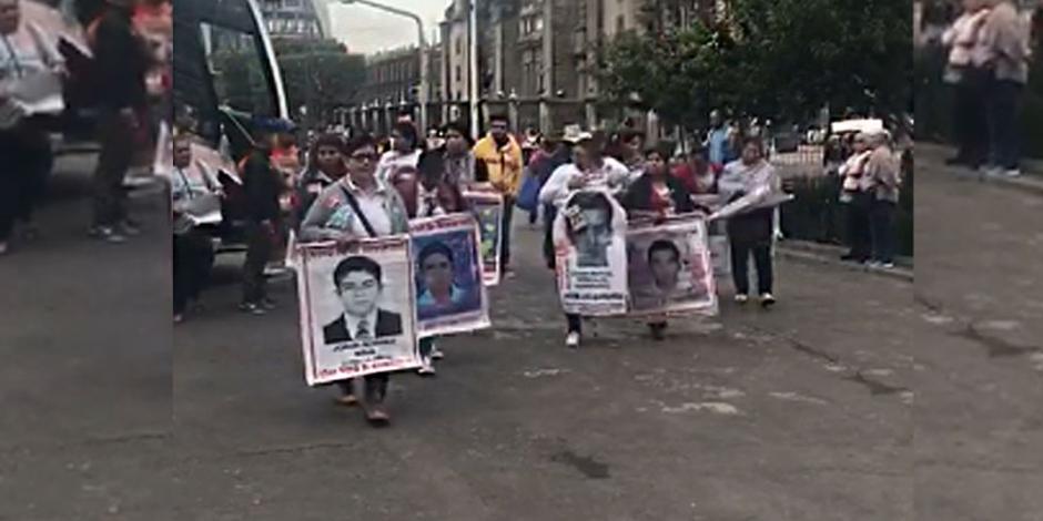 Inicia reunión entre AMLO, Fiscal y padres de Ayotzinapa