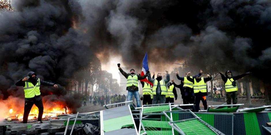 Chalecos amarillos se enfrentan a la policía en "ultimátum" a Macron