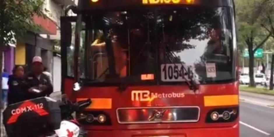Metrobús choca contra taxi en insurgentes, al menos 10 lesionados