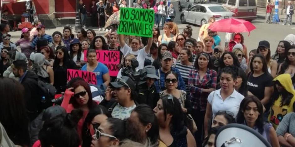 Protestan sexoservidoras LGBTTTI en Congreso de la CDMX