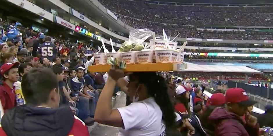 Vendedora de sopa se vuelve viral en partido de la NFL en México (VIDEO)