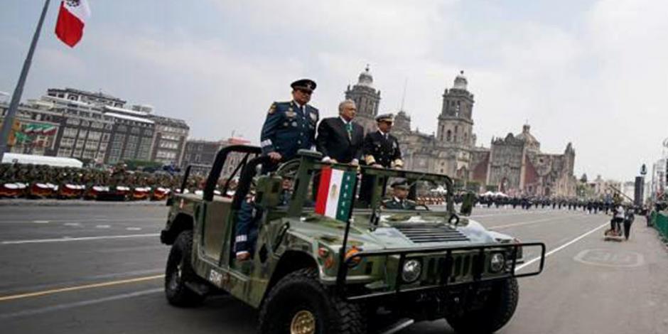 Así López Obrador pasó revista a tropas en el Zócalo