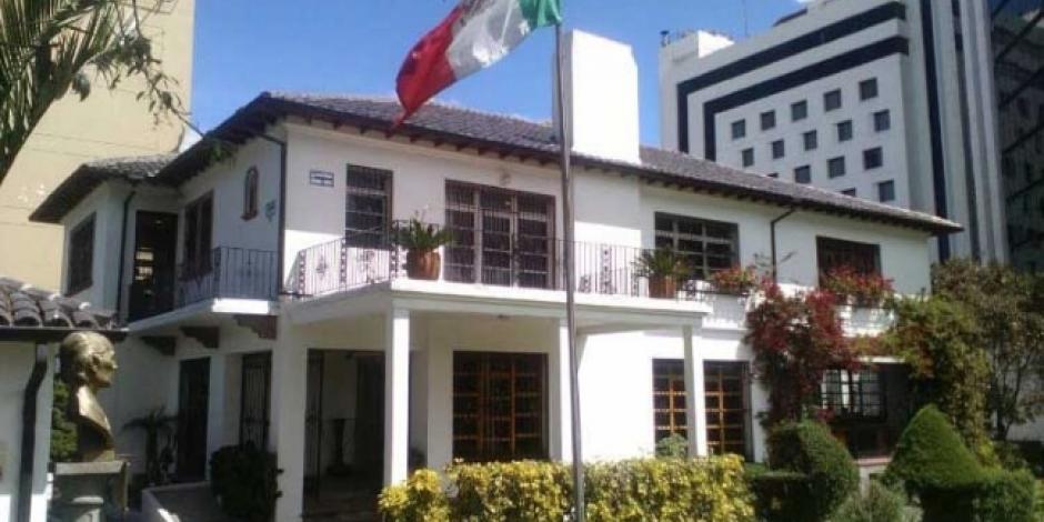 México resguarda a 6 críticos ecuatorianos en su embajada en Quito
