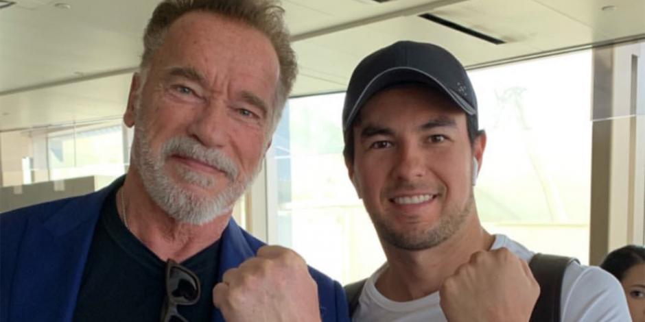 Checo Pérez posa en Australia con el actor Arnold Schwarzenegger