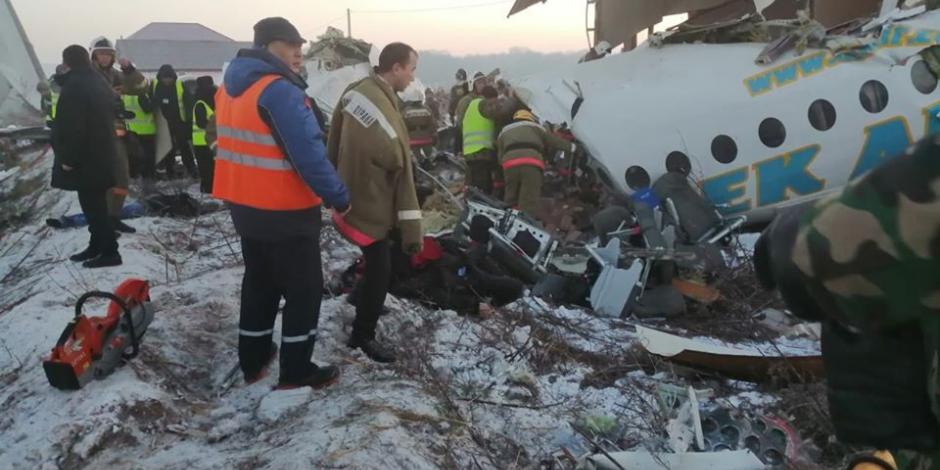 Avión se estrella en Kazajistán y mueren 9 pasajeros (VIDEO)